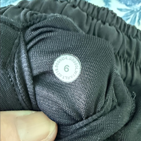 Lululemon Hotty Hot Short Low Rise 4" Lined Size 6 Black LW7ARLT Running Casual - Picture 6 of 6